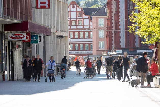 Würzburg, City, 11.04.2020, Coronavirus: Ausgangsbeschränkung bei schönem Wetter Bild: Einiges Los am Ostersamstag in der City, trotz Ausgangsbeschränkung Copyright: HMBxMedia xHeikoxBecker