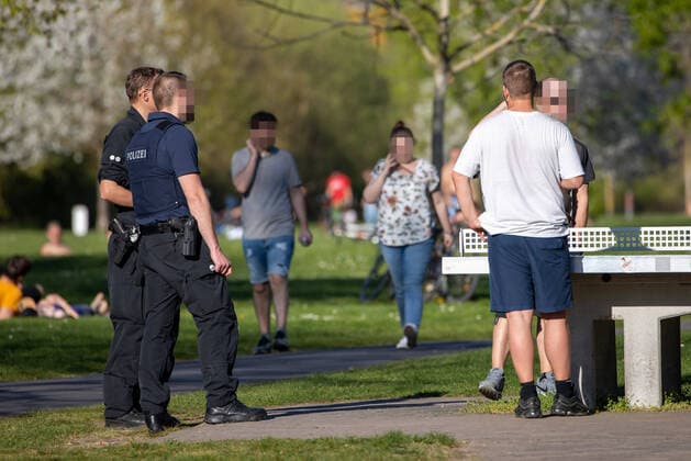 Würzburg, Mainwiesen, 11.04.2020, Coronavirus: Polizei kontrolliert Corona-Regeln auch an Ostern Bild: Die Polizei kontrolliert am Ostersamstag die Ausgangsbeschränkungen der Bayerischen Staatsregierung. Copyright: HMBxMedia xHeikoxBecker
