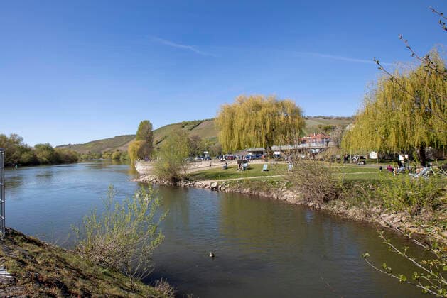 Randersacker, Main, 11.04.2020, Coronavirus: Ausgangsbeschränkung bei schönem Wetter Bild: Viel los am Main in Randersacker Copyright: HMBxMedia xHeikoxBecker