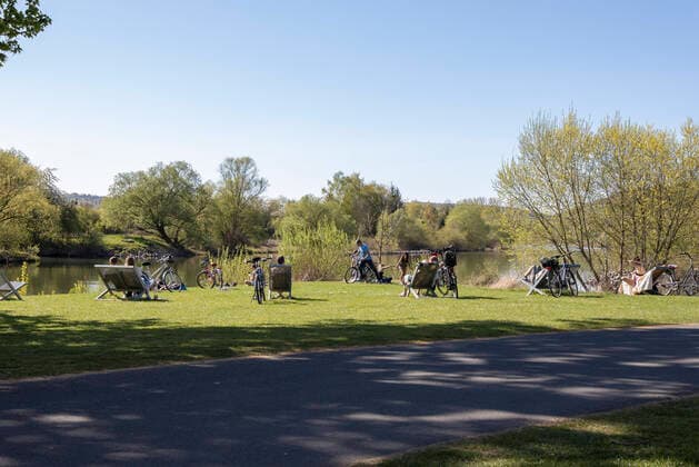 Randersacker, Main, 11.04.2020, Coronavirus: Ausgangsbeschränkung bei schönem Wetter Bild: Sonnen nach der Radtour mit genügend Abstand Copyright: HMBxMedia xHeikoxBecker