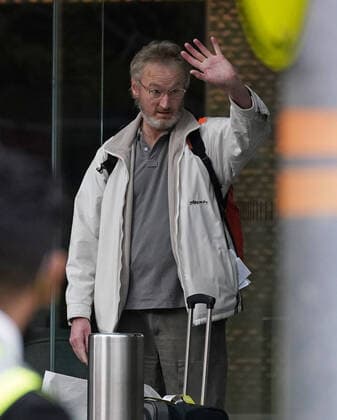 AUSTRALIA CORONAVIRUS COVID-19, A man gestures as he leaves the Crown Promenade Hotel after spending two weeks in forced quarantine in Melbourne, Sunday, April 12, 2020. Health authorities will stagger the release throughout the day of the international arrivals who have completed their mandatory isolation period. A shutdown of non-essential services is in effect Australia wide in a bid to slow the spread of the coronavirus (COVID-19) disease. ( NO ARCHIVING, EDITORIAL USE ONLY, NO USE IN BOOKS WITHOUT CONSENT MELBOURNE VIC AUSTRALIA  Copyright: xSCOTTxBARBOURx 20200412001463120852