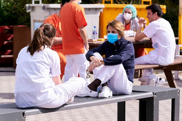 Coronavirus in Spanien, Eindrücke aus dem Notkrankenhaus auf dem Messegelände IFEMA in Madrid April 11, 2020, Madrid, Madrid, Spain: Health care workers rest at the field hospital installed at IFEMA during the fight against corona virus outbreak..After 30 days of lock down, there are more than 160,000 infected people and more than 16,300 deaths due to Covid-19. Madrid Spain - ZUMAs197 20200411_zaa_s197_114 Copyright: xLeganxP.xMacex