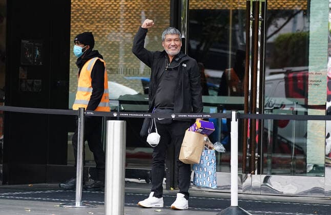 AUSTRALIA CORONAVIRUS COVID-19, A man gestures as he leaves the Crown Promenade Hotel after spending two weeks in forced quarantine in Melbourne, Sunday, April 12, 2020. Health authorities will stagger the release throughout the day of the international arrivals who have completed their mandatory isolation period. A shutdown of non-essential services is in effect Australia wide in a bid to slow the spread of the coronavirus (COVID-19) disease. ( NO ARCHIVING, EDITORIAL USE ONLY, NO USE IN BOOKS WITHOUT CONSENT MELBOURNE VIC AUSTRALIA  Copyright: xSCOTTxBARBOURx 20200412001463121426