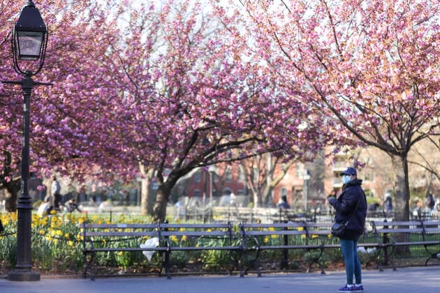 April 11, 2020, New York, New York, United States: Atmosphere at Washington Square Park in Manhattan in New York City in the United States , New York City is the epicenter of the Coronavirus pandemic New York United States - ZUMAv122 20200411_zap_v122_142 Copyright: xWilliamxVolcovx