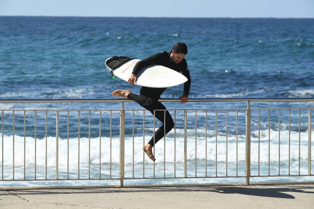 News Bilder des Tages AUSTRALIA CORONAVIRUS COVID-19, Surfers seen in the water during the Easter Long Weekend at Bronte Beach in Sydney, Sunday, April 12, 2020. ( NO ARCHIVING, EDITORIAL USE ONLY, NO USE IN BOOKS WITHOUT CONSENT SYDNEY NSW AUSTRALIA  Copyright: xJOELxCARRETTx 20200412001463129396