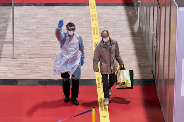 Coronavirus in Spanien, Eindrücke aus dem Notkrankenhaus auf dem Messegelände IFEMA in Madrid April 11, 2020, Madrid, Spain: A healthcare worker walks with a coronavirus patient at the field hospital installed at IFEMA during the fight against corona virus outbreak..After 30 days of lock down, there are more than 160,000 infected people and more than 16,300 deaths due to Covid-19. Madrid Spain - ZUMAs197 20200411_zaa_s197_144 Copyright: xLeganxP.xMacex