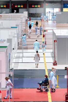 Coronavirus in Spanien, Eindrücke aus dem Notkrankenhaus auf dem Messegelände IFEMA in Madrid April 11, 2020, Madrid, Spain: Patients walk across the field hospital installed at IFEMA during the fight against corona virus outbreak..After 30 days of lock down, there are more than 160,000 infected people and more than 16,300 deaths due to Covid-19. Madrid Spain - ZUMAs197 20200411_zaa_s197_150 Copyright: xLeganxP.xMacex