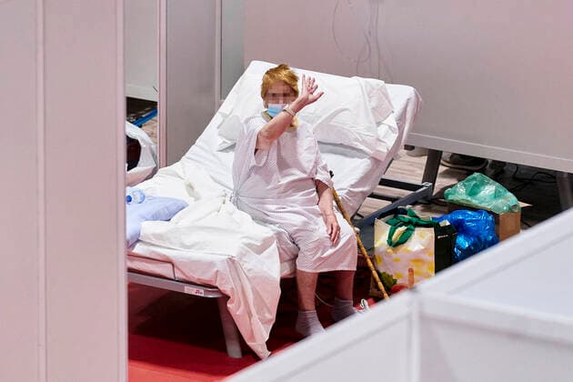 Coronavirus in Spanien, Eindrücke aus dem Notkrankenhaus auf dem Messegelände IFEMA in Madrid April 11, 2020, Madrid, Spain: Covid-19 patient at the field hospital installed at IFEMA during the fight against corona virus outbreak..After 30 days of lock down, there are more than 160,000 infected people and more than 16,300 deaths due to Covid-19. Madrid Spain - ZUMAs197 20200411_zaa_s197_152 Copyright: xLeganxP.xMacex