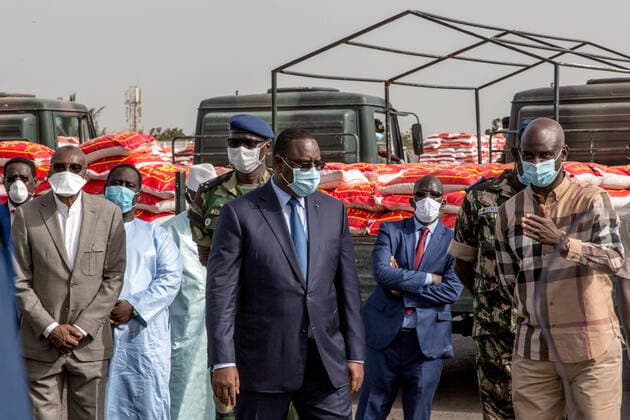 News Bilder des Tages Coronavirus in Senegal, Präsident Macky Sall startet Hilfslieferungen (200412) -- DAKAR, April 12, 2020 (Xinhua) -- Senegalese president Macky Sall (C) inspects the cargos of food for families affected by COVID-19 at the Dakar Autonomous Port in Dakar, Senegal, April 11, 2020. Senegalese President Macky Sall launched Saturday a food delivery operation in the regions at the Dakar Autonomous Port as part of assistance to households affected by COVID-19. Sall initiated the emergency food aid program with a budget of 69 billion Francs CFA (about 114 million U.S. dollars), which is drawn from the response and solidarity fund against the effects of COVID-19 for the purchase of 146,000 tonnes of food to distribute to targeted households across the country. (Photo by Eddy Peters Xinhua) SENEGAL-DAKAR-COVID-19-FOOD AID 