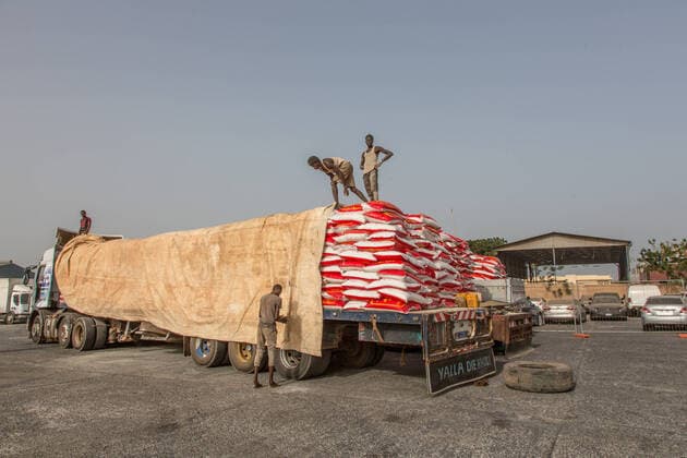 Coronavirus in Senegal, Präsident Macky Sall startet Hilfslieferungen (200412) -- DAKAR, April 12, 2020 (Xinhua) -- Warehouse workers unload food sacks for families affected by COVID-19 at the Dakar Autonomous Port in Dakar, Senegal, April 11, 2020. Senegalese President Macky Sall launched Saturday a food delivery operation in the regions at the Dakar Autonomous Port as part of assistance to households affected by COVID-19. Sall initiated the emergency food aid program with a budget of 69 billion Francs CFA (about 114 million U.S. dollars), which is drawn from the response and solidarity fund against the effects of COVID-19 for the purchase of 146,000 tonnes of food to distribute to targeted households across the country. (Photo by Eddy Peters Xinhua) SENEGAL-DAKAR-COVID-19-FOOD AID 