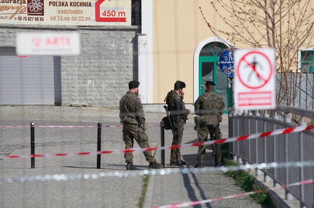 Der wegen der Coronakrise gesperrte Grenzübergang Altstadtbrücke von Görlitz nach Zgorzelec wird vom polnischen Militär bewacht. Görlitz, 11.04.2020
