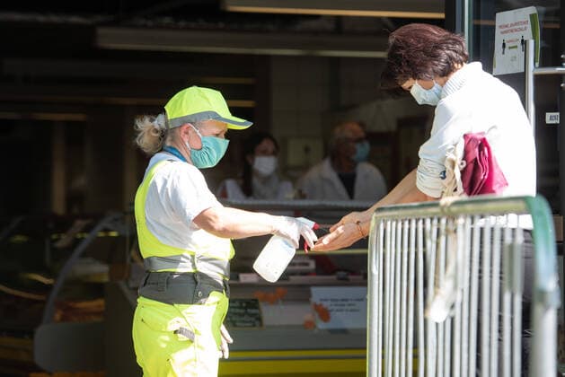 Coronavirus in Slowenien, Eindrücke aus Maribor April 11, 2020, Maribor, Slovenia: A security personnel disinfects hands of a visitor with a hand sanitizer before allowing her to access the market. .Due to the spread of the new coronavirus, the market is opened only on Wednesday, Friday and Saturday. Maribor Slovenia - ZUMAs197 20200411_zaa_s197_153 Copyright: xMilosxVujinovicx