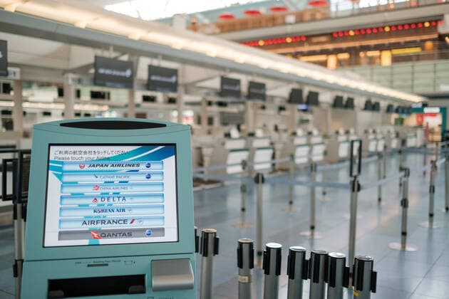 Coronavirus in Japan, Eindrücke vom Flughafen Tokio-Haneda A ticket machine is displayed in front of closed check in counters on the departures floor at Tokyo International Airport at Haneda in Tokyo, Japan, 12 April 2020. Japanese Prime Minister Shinzo Abe declared a state of emergency for at least one month amid an increase of coronavirus and COVID-19 infection cases. April 12, 2020  (125267511)