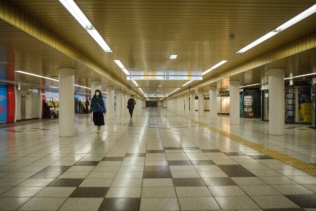 Few pedestrians walk in Shinjuku station in Tokyo, Japan, 11 April 2020. Japanese Prime Minister Shinzo Abe declared a state of emergency for at least one month amid an increase of coronavirus and COVID-19 infection cases. April 11, 2020  (125267662)