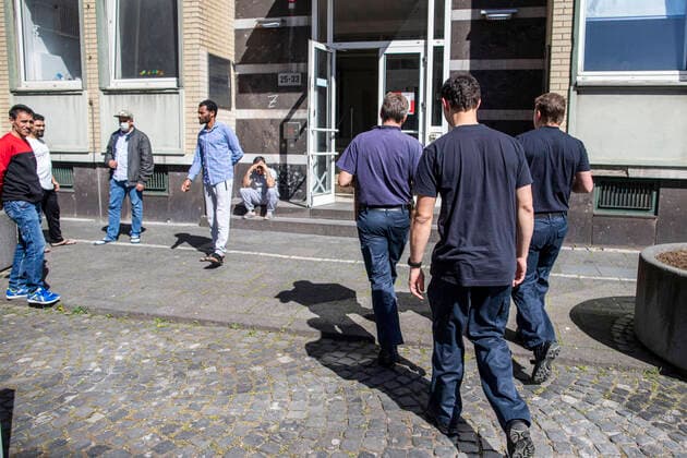 11.04.2020, DU Duisburg , Mindestens eine Person der Flüchtlingsunterkunft an der Memelstraße in Neudorf positiv auf den Coronavirus getestet , Sozialamt und Feuerwehr mit Grossaufgebot vor Ort , alle Bewohner werden nun getestet.