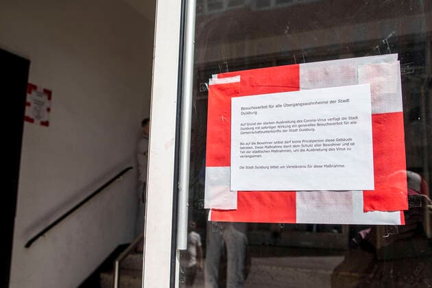 11.04.2020, DU Duisburg , Mindestens eine Person der Flüchtlingsunterkunft an der Memelstraße in Neudorf positiv auf den Coronavirus getestet , Sozialamt und Feuerwehr mit Grossaufgebot vor Ort , alle Bewohner werden nun getestet.
