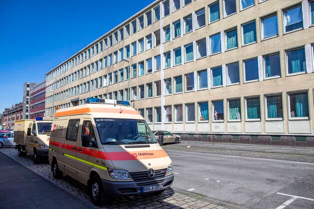 11.04.2020, DU Duisburg , Mindestens eine Person der Flüchtlingsunterkunft an der Memelstraße in Neudorf positiv auf den Coronavirus getestet , Sozialamt und Feuerwehr mit Grossaufgebot vor Ort , alle Bewohner werden nun getestet.
