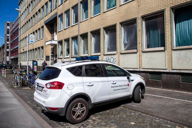 11.04.2020, DU Duisburg , Mindestens eine Person der Flüchtlingsunterkunft an der Memelstraße in Neudorf positiv auf den Coronavirus getestet , Sozialamt und Feuerwehr mit Grossaufgebot vor Ort , alle Bewohner werden nun getestet.
