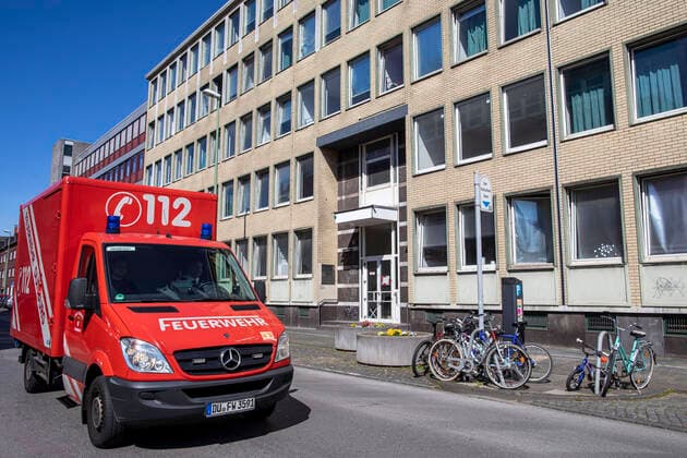 11.04.2020, DU Duisburg , Mindestens eine Person der Flüchtlingsunterkunft an der Memelstraße in Neudorf positiv auf den Coronavirus getestet , Sozialamt und Feuerwehr mit Grossaufgebot vor Ort , alle Bewohner werden nun getestet.