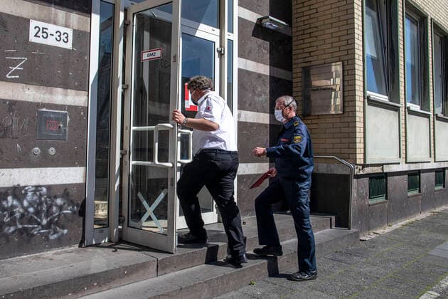 11.04.2020, DU Duisburg , Mindestens eine Person der Flüchtlingsunterkunft an der Memelstraße in Neudorf positiv auf den Coronavirus getestet , Sozialamt und Feuerwehr mit Grossaufgebot vor Ort , alle Bewohner werden nun getestet.