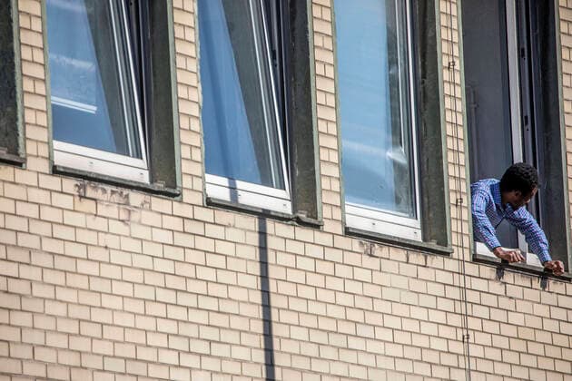 11.04.2020, DU Duisburg , Mindestens eine Person der Flüchtlingsunterkunft an der Memelstraße in Neudorf positiv auf den Coronavirus getestet , Sozialamt und Feuerwehr mit Grossaufgebot vor Ort , alle Bewohner werden nun getestet.