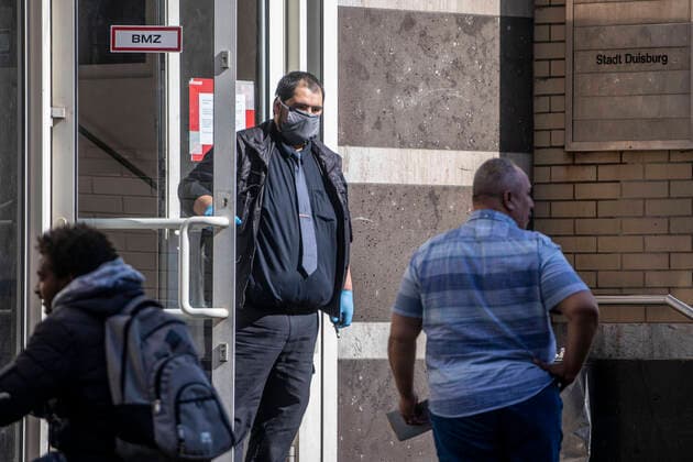 11.04.2020, DU Duisburg , Mindestens eine Person der Flüchtlingsunterkunft an der Memelstraße in Neudorf positiv auf den Coronavirus getestet , Sozialamt und Feuerwehr mit Grossaufgebot vor Ort , alle Bewohner werden nun getestet.