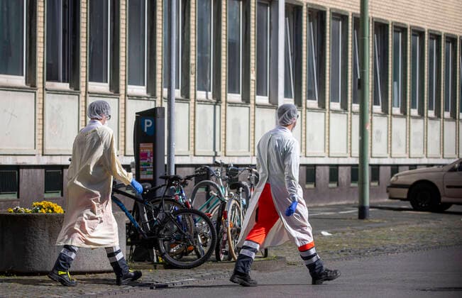 11.04.2020, DU Duisburg , Mindestens eine Person der Flüchtlingsunterkunft an der Memelstraße in Neudorf positiv auf den Coronavirus getestet , Sozialamt und Feuerwehr mit Grossaufgebot vor Ort , alle Bewohner werden nun getestet.