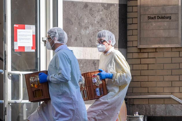 11.04.2020, DU Duisburg , Mindestens eine Person der Flüchtlingsunterkunft an der Memelstraße in Neudorf positiv auf den Coronavirus getestet , Sozialamt und Feuerwehr mit Grossaufgebot vor Ort , alle Bewohner werden nun getestet.