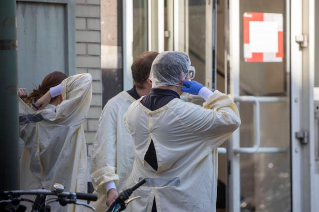 11.04.2020, DU Duisburg , Mindestens eine Person der Flüchtlingsunterkunft an der Memelstraße in Neudorf positiv auf den Coronavirus getestet , Sozialamt und Feuerwehr mit Grossaufgebot vor Ort , alle Bewohner werden nun getestet. Am Nachmittag rücken Polizei und Ordnungsamt an , einige Bewohner weigern sich , sich testen zu lassen und sollen in andere Unterkünfte gebracht werden. Am Abend dann die Entscheidung, dass alle Bewohner bleiben , die komplette Einrichtung unter Quarantäne.