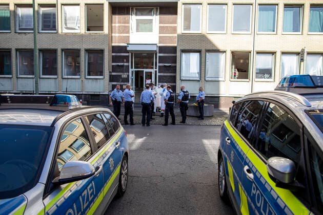 11.04.2020, DU Duisburg , Mindestens eine Person der Flüchtlingsunterkunft an der Memelstraße in Neudorf positiv auf den Coronavirus getestet , Sozialamt und Feuerwehr mit Grossaufgebot vor Ort , alle Bewohner werden nun getestet. Am Nachmittag rücken Polizei und Ordnungsamt an , einige Bewohner weigern sich , sich testen zu lassen und sollen in andere Unterkünfte gebracht werden. Am Abend dann die Entscheidung, dass alle Bewohner bleiben , die komplette Einrichtung unter Quarantäne.