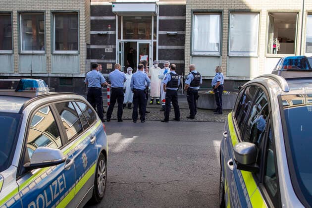 11.04.2020, DU Duisburg , Mindestens eine Person der Flüchtlingsunterkunft an der Memelstraße in Neudorf positiv auf den Coronavirus getestet , Sozialamt und Feuerwehr mit Grossaufgebot vor Ort , alle Bewohner werden nun getestet. Am Nachmittag rücken Polizei und Ordnungsamt an , einige Bewohner weigern sich , sich testen zu lassen und sollen in andere Unterkünfte gebracht werden. Am Abend dann die Entscheidung, dass alle Bewohner bleiben , die komplette Einrichtung unter Quarantäne.