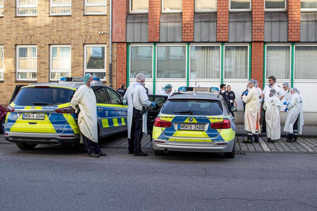11.04.2020, DU Duisburg , Mindestens eine Person der Flüchtlingsunterkunft an der Memelstraße in Neudorf positiv auf den Coronavirus getestet , Sozialamt und Feuerwehr mit Grossaufgebot vor Ort , alle Bewohner werden nun getestet. Am Nachmittag rücken Polizei und Ordnungsamt an , einige Bewohner weigern sich , sich testen zu lassen und sollen in andere Unterkünfte gebracht werden. Am Abend dann die Entscheidung, dass alle Bewohner bleiben , die komplette Einrichtung unter Quarantäne.