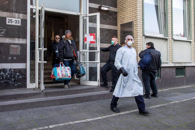 11.04.2020, DU Duisburg , Mindestens eine Person der Flüchtlingsunterkunft an der Memelstraße in Neudorf positiv auf den Coronavirus getestet , Sozialamt und Feuerwehr mit Grossaufgebot vor Ort , alle Bewohner werden nun getestet. Am Nachmittag rücken Polizei und Ordnungsamt an , einige Bewohner weigern sich , sich testen zu lassen und sollen in andere Unterkünfte gebracht werden. Am Abend dann die Entscheidung, dass alle Bewohner bleiben , die komplette Einrichtung unter Quarantäne.