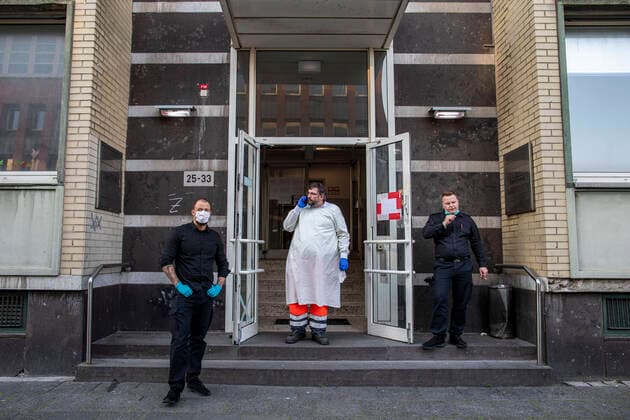 11.04.2020, DU Duisburg , Mindestens eine Person der Flüchtlingsunterkunft an der Memelstraße in Neudorf positiv auf den Coronavirus getestet , Sozialamt und Feuerwehr mit Grossaufgebot vor Ort , alle Bewohner werden nun getestet. Am Nachmittag rücken Polizei und Ordnungsamt an , einige Bewohner weigern sich , sich testen zu lassen und sollen in andere Unterkünfte gebracht werden. Am Abend dann die Entscheidung, dass alle Bewohner bleiben , die komplette Einrichtung unter Quarantäne.