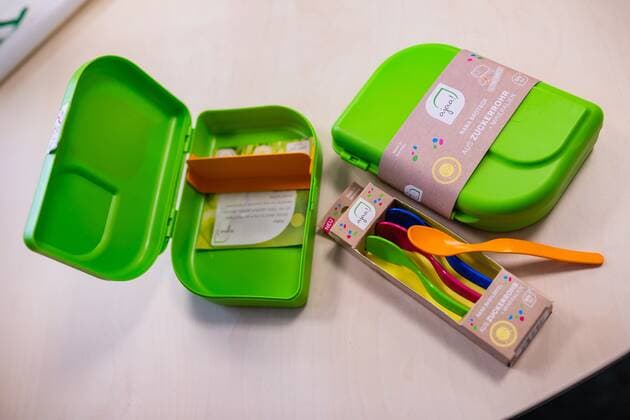 Flüssigholz könnte das Aus für Plastik bedeuten. Das Neue Plastik aus Biopolymeren. 06.03.2020: Flüssigholz steckt in Kopfhörern, Kaffeekapseln, Lautsprechergehäuse, Schalen für Nahrungsmittel, Verpackungen, Strohhalme, Tüten, Babybrei Löffel, Zahnbürsten, Kleiderbügel, Bierkisten u.???v.???m.. Die TECNARO GmbH aus Ilsfeld bietet Lösungen für alle Lebensbereiche mit Plastik aus der Natur. Bioplastik aus Flüssigholz umweltfreundlich, nachhaltig und nachwachsende Rohstoffe. Auch im Rennsport ist die Tecnaro GMBH vertreten. Ein Kern aus Flüssigholz diese Kühlscheibe dient zur Herstellung von Carbon-Keramik-Bremsscheiben welche in der Formel-1, aber auch in Fahrzeugen wie ein R8, Porsche und Lamborghini verbaut wird. Ilsfeld Baden-Württemberg Deutschland *** Liquid wood could be the end of plastic The new plastic made of biopolymers 06 03 20