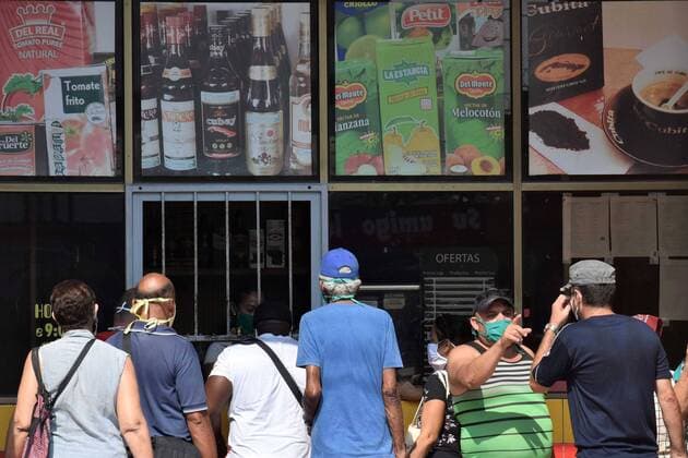 Coronavirus, Eindrücke aus Havanna, Kuba (200412) -- HAVANA, April 12, 2020 -- People wearing masks buy food at the window of a shop in Havana, Cuba, April 11, 2020. Cuban government started to suspend public transport since Saturday as a preventive measure against COVID-19. Cuba has taken measures such as closing borders, suspending inter-provincial transport and shutting down schools to curb the spread of the epidemic. ) CUBA-HAVANA-COVID-19 ZhuxWanjun 
