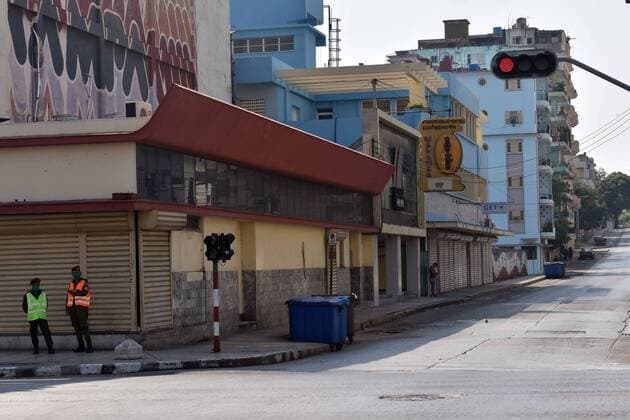 Coronavirus, Eindrücke aus Havanna, Kuba (200412) -- HAVANA, April 12, 2020 -- Officers wearing masks patrol on the street in Havana, Cuba, April 11, 2020. Cuban government started to suspend public transport since Saturday as a preventive measure against COVID-19. Cuba has taken measures such as closing borders, suspending inter-provincial transport and shutting down schools to curb the spread of the epidemic. ) CUBA-HAVANA-COVID-19 ZhuxWanjun 