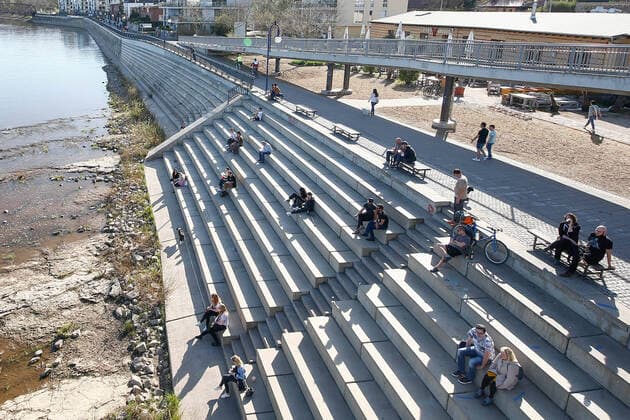 11.04.2020, xtgx, Auswirkungen des Corona Virus in Magdeburg, Menschen sitzen mit grossem Abstand auf den Treppen am Domfelsen, Symbolfoto, Symbolbild, Kontaktverbot, Abstand, Distanz, Social Distancing Magdeburg