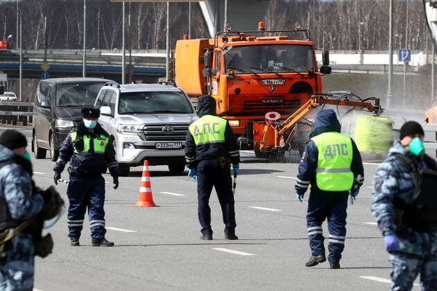 MOSCOW, RUSSIA - APRIL 12, 2020: Road police officers at an entrance to Moscow in Leninsky Prospekt Street. Police do not let cars registered in other regions, except for the Moscow Region, to enter the city as part of the measures to counter the spread of the COVID-19 coronavirus. Alexander Shcherbak TASS  TS0D563C