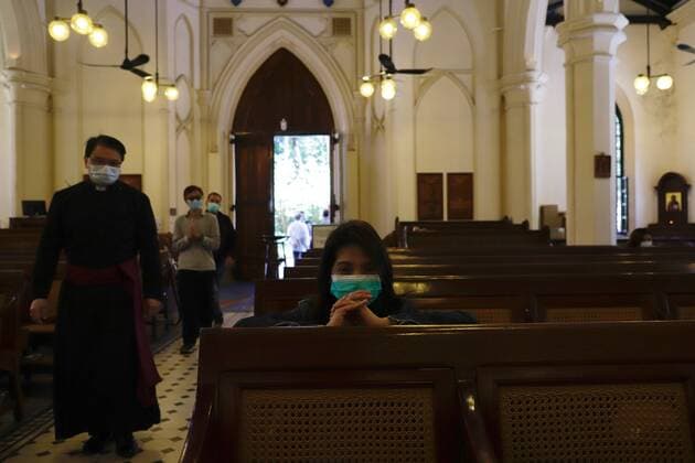 Coronavirus, Eindrücke aus Hongkong April 12, 2020, Hong Kong, CHINA: A masked Phillippines domestic helper offering private prayer inside St.John s Cathedral as priest and church staffs walk through the isle. All Chrisitan Catholic Masses are cancelled throughout the diocese due to the continued spreading of coronavirus infections in the City.April-12,2020 Hong Kong.ZUMA Hong Kong CHINA - ZUMAl137 20200412_zap_l137_006 Copyright: xLiauxChung-renx