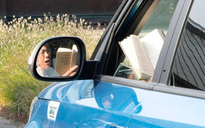 Praest Soeren Isak Nolsoee afholder drive-in-gudstjenesten foran Roennevang Kirke soendag den 12. april 2020. Paa grund af COVID-19 bliver paaskegudstjenesten livestreamet og kan opleves fra bilen paa pladsen foran kirken. (foto Keld Navntoft Scanpix 2020) , Taastrup Copyright: KeldxNavntoft KeldxNavntoftx COP101 spdk20200412-113455-L