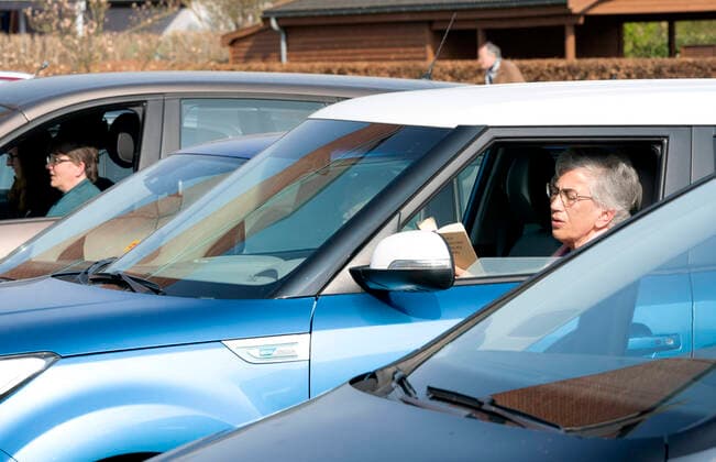 Praest Soeren Isak Nolsoee afholder drive-in-gudstjenesten foran Roennevang Kirke soendag den 12. april 2020. Paa grund af COVID-19 bliver paaskegudstjenesten livestreamet og kan opleves fra bilen paa pladsen foran kirken. (foto Keld Navntoft Scanpix 2020) , Taastrup Copyright: KeldxNavntoft KeldxNavntoftx COP101 spdk20200412-113503-L