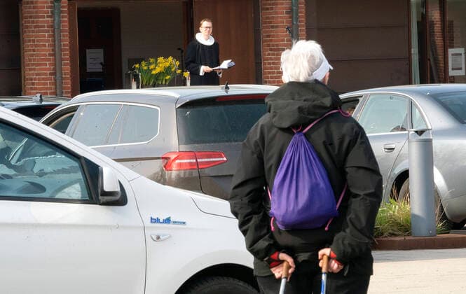 Praest Soeren Isak Nolsoee afholder drive-in-gudstjenesten foran Roennevang Kirke soendag den 12. april 2020. Paa grund af COVID-19 bliver paaskegudstjenesten livestreamet og kan opleves fra bilen paa pladsen foran kirken. (foto Keld Navntoft Scanpix 2020) , Taastrup Copyright: KeldxNavntoft KeldxNavntoftx COP101 spdk20200412-113539-L