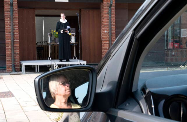 Praest Soeren Isak Nolsoee afholder drive-in-gudstjenesten foran Roennevang Kirke soendag den 12. april 2020. Paa grund af COVID-19 bliver paaskegudstjenesten livestreamet og kan opleves fra bilen paa pladsen foran kirken. (foto Keld Navntoft Scanpix 2020) , Taastrup Copyright: KeldxNavntoft KeldxNavntoftx COP101 spdk20200412-113613-L