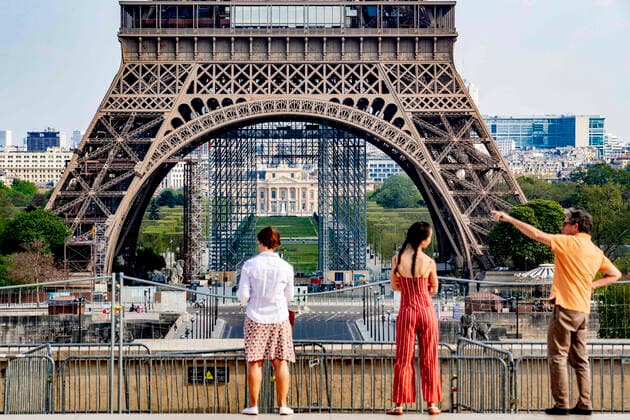 Coronavirus in Frankreich, Eindrücke vom Eiffelturm in Paris April 11, 2020, Paris, France: People watch the Eiffel Tower amid coronavirus lockdown in Paris..France has confirmed 129,654 coronavirus cases, 13,832 deaths and 26,391 recovered cases. Paris France - ZUMAs197 20200411_zaa_s197_188 Copyright: xNielsxWenstedtx