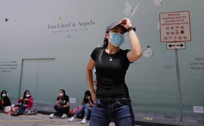 Coronavirus, Eindrücke aus Hongkong April 12, 2020, Hong Kong, CHINA: Masked Philippines domestic helper strike a pose as she dances to the beat of the street music in Central on Easter Sunday.April-12,2020 Hong Kong.ZUMA Hong Kong CHINA - ZUMAl137 20200412_zap_l137_009 Copyright: xLiauxChung-renx