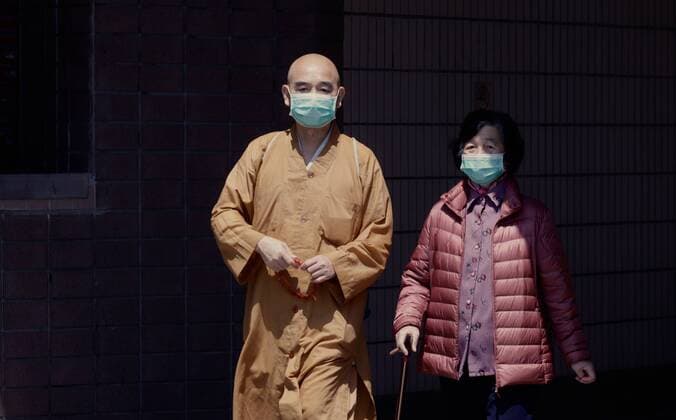 Coronavirus, Eindrücke aus Hongkong April 12, 2020, Hong Kong, CHINA: A masked Buddhist monk in the City on Easter Sunday.April-12,2020 Hong Kong.ZUMA Hong Kong CHINA - ZUMAl137 20200412_zap_l137_011 Copyright: xLiauxChung-renx