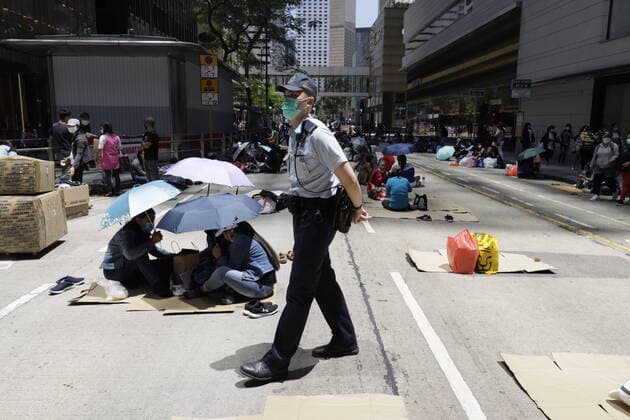 Coronavirus, Eindrücke aus Hongkong April 12, 2020, Hong Kong, CHINA: On Easter Sunday, a masked Policeman patrol the area in Central where domestic helpers congregate every Sundays.Hong Kong government have issued an order forbidding more than 4 person to congregate in public places.April-12,2020 Hong Kong.ZUMA Hong Kong CHINA - ZUMAl137 20200412_zap_l137_008 Copyright: xLiauxChung-renx