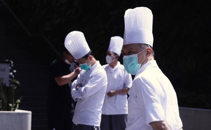 News Bilder des Tages April 12, 2020, Hong Kong, CHINA: A masked chefs outside the hotel on Easter Sunday, Hong Kong.April-12,2020 Hong Kong.ZUMA Hong Kong CHINA - ZUMAl137 20200412_zap_l137_014 Copyright: xLiauxChung-renx