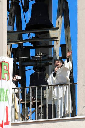 Coronavirus in Italien, Priester Maurizio Mirilli feiert Messe von einem Glockenturm in Rom Rome April 12th 2020. Due to the coronavirus emergency, Easter celebrations are forbidden all over Italy. Don Maurizio Mirilli, a catholic priest of the church of Santissimo Sacramento, situated in south-east part of Rome, celebrates the mass from the bell tower while the faithfuls follow the mass from balconies. Photo Samantha Zucchi Insidefoto SamanthaxZucchi